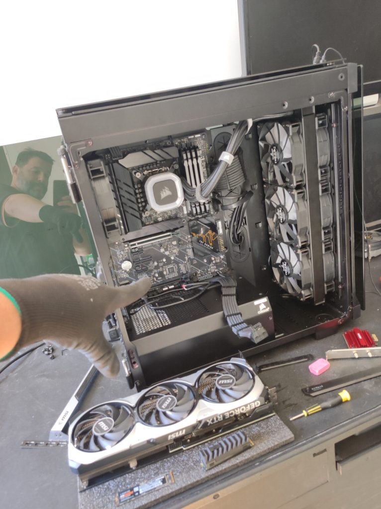 Manutenção interna em equipamento eletrônico