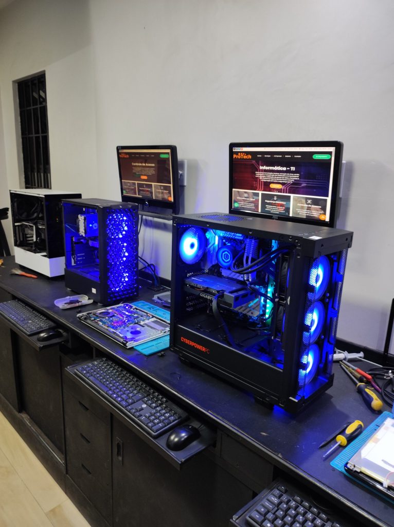 Computador aberto para reparo